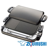 分離式電烤盤，黑色上蓋，雙面烤盤，一面為平滑烤盤，另一面為條紋烤盤，銀色機身，黑色把手。