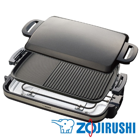 分離式電烤盤，黑色上蓋，雙面烤盤，一面為平滑烤盤，另一面為條紋烤盤，銀色機身，黑色把手。