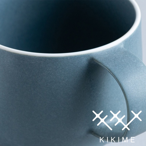 marumi 美濃燒斑石釉球型馬克杯，採用霧面質感的藍灰色調，杯緣飾有簡潔的白色滾邊，杯身帶有細緻的斑石紋理，呈現樸實自然的風格。