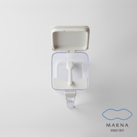 白色密封防潮調味料盒，透明塑料盒身，配有白色傾斜式內蓋和白色湯匙。