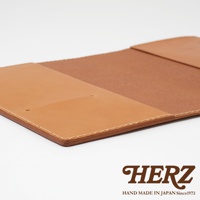 職人手作皮革B6記事本書套，淺棕色皮革內襯，深棕色皮革外層，車縫線清晰，質感佳。