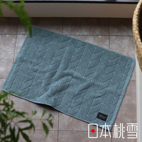 以淺綠色菱形紋路為主的日製快乾浴墊，一角有sensui品牌標籤，右下角有日文「日本桃雪」字樣。
