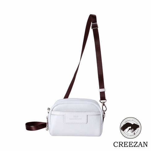 JETTER 迷你側背包 CJTH-040，白色皮革材質，附有深棕色織帶斜背帶。包身呈現方形，正面有品牌壓紋標籤。