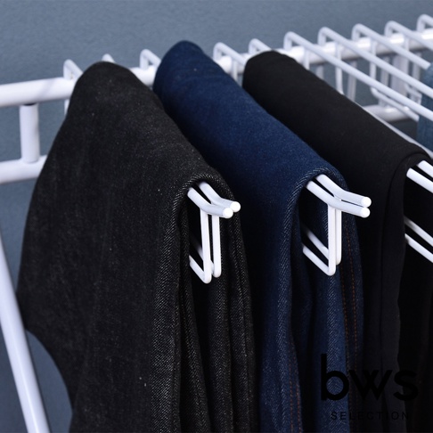 白色多層落地移動褲架，掛有深藍色牛仔褲、黑色牛仔褲及灰色長褲，褲架為金屬材質。