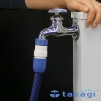 轉接頭 (Connector)- G079FJ，此轉接頭由藍色和白色塑膠製成，連接至銀色水龍頭，下方連接藍色網紋水管。