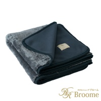 灰色毛絨保暖毯，一面為細緻的絨毛材質，另一面為深藍色平滑絨布，兩面皆有深藍色滾邊。毯子折疊起來，內側可見品牌標籤。