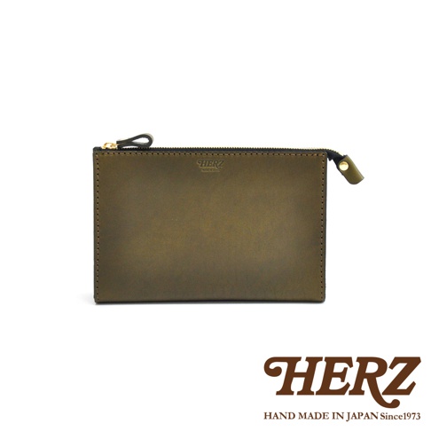 職人手作皮革三角底拉鍊手拿包，呈現深棕綠色調，簡約方正的設計，頂部配有金色拉鍊及皮革拉頭，材質為質感皮革。