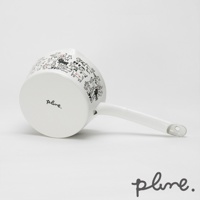 白色琺瑯單柄牛奶鍋，鍋身繪有黑白線條的小動物圖案，鍋底印有黑色「plume.」字樣。