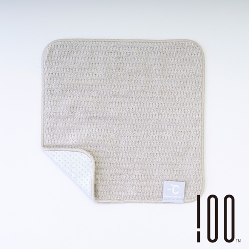 淺灰色 Minus Degree 降溫涼感手巾，布料表面有蜂巢狀紋理，角落處可見品牌標籤。