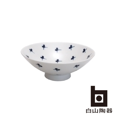 白色陶瓷平茶碗，碗身佈滿深藍色小花圖案，帶有底座。