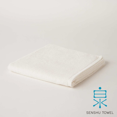 YUKINONE 雪之音柔織有機棉浴巾，呈現雪白色，材質為柔軟親膚的有機棉，質感細膩，邊緣有車縫滾邊，整體呈現簡潔優雅的風格。