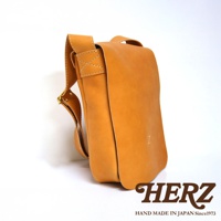日本HERZ職人手作皮革軟皮直式斜背包，駝色，細節處展現精湛工藝。