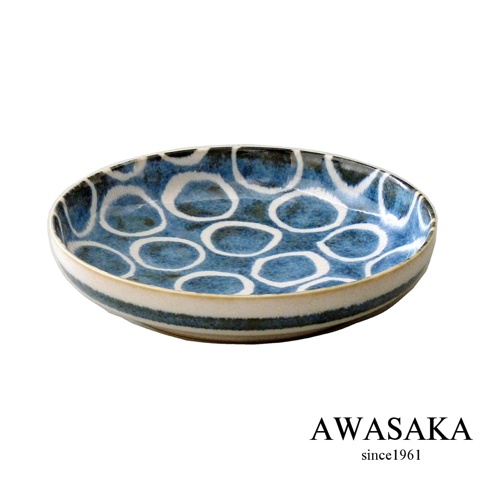 筆青釉繪料理盤，藍白色調，帶有重複的白色圓形圖案，盤緣飾有藍白條紋，陶瓷材質。