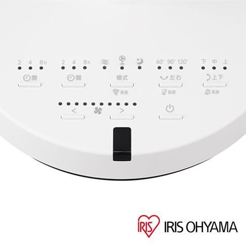 這是一張 IRIS OHYAMA DC直立式空氣循環扇的圓形控制面板特寫，面板呈現白色簡約風格，配置有多個觸控按鈕與指示燈。按鍵功能包含定時開關、風量調節、運轉模式切換，以及左右與上下擺頭角度設定，面板中央下方設有紅外線接收感應器，整體設計直觀且操作標示清晰。