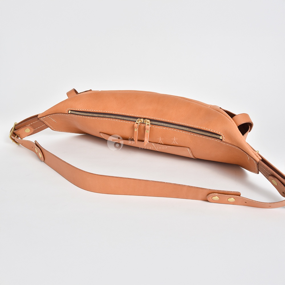 日本HERZ職人手作Stare皮革大容量斜背包F-1，淺褐色，側背視角，設有雙拉鍊主袋與單拉鍊外袋，搭配可調整長度的皮革斜背帶。