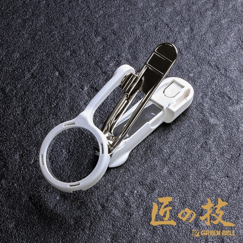 白色塑膠外殼的不鏽鋼指甲剪，帶有一個圓形放大鏡。