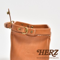 職人手作皮革口金醫生單肩包 CW-12，展示了包款的頂部細節，包含圓形提把、黃銅色口金、金屬鈕扣及車縫線，材質為淺棕色皮革。