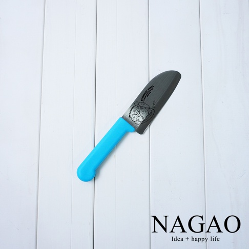 燕三條不鏽鋼兒童學習刀，刀刃為不鏽鋼材質，手柄為亮藍色，刀面上印有可愛的卡通圖案和日文字樣。