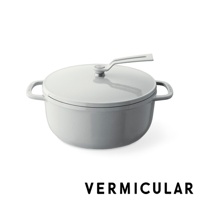 琺瑯鑄鐵鍋 OP2 18cm，淺灰色，帶有兩個鍋耳和一個長柄鍋蓋。