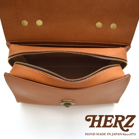 HERZ 職人手作皮革多功能收納單肩包 Q-9，棕色皮革，拉鍊內袋，翻蓋設計，可手提、肩背或斜背。