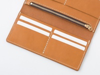 職人手作皮革簡約輕薄扁長夾 (WL-6)，採用棕褐色皮革，內有卡槽和拉鍊袋，縫線清晰，風格簡潔。