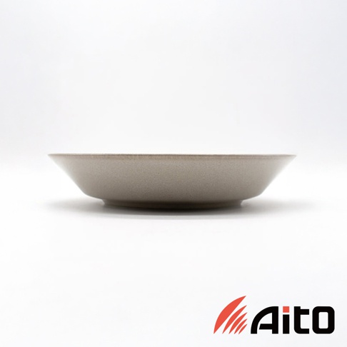 一個淺灰色的美濃燒意麵盤，盤身帶有細緻的顆粒質感，盤緣略微向上彎曲，背景為純白色，右下角有Aito品牌標誌。