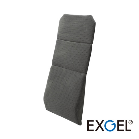 這是一款由日本 EXGEL 品牌推出的汽車用長背墊，採用灰色麂皮材質製成，表面具有細緻的透氣孔設計。整體外型呈現長條狀，並帶有符合人體工學的曲面，旨在提供駕駛與乘客良好的背部支撐與舒適感，右下方印有深藍色的 EXGEL 品牌標誌。