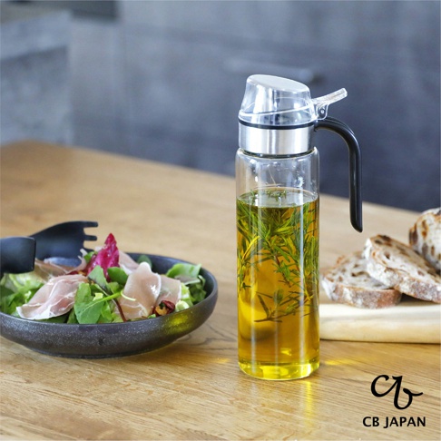 CB JAPAN atomico系列耐熱防回流玻璃油罐，內含香草浸泡橄欖油，搭配餐桌上的沙拉和麵包，風格日系簡約。