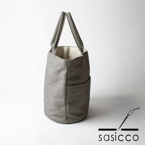 三河木綿刺子織大開口托特包，織紋為細小格紋，淺灰色與白色交織，配有兩條寬提把，包身側面有方形口袋。