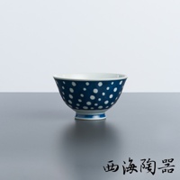 一個深藍色陶瓷飯碗，碗身佈滿白色圓點紋飾，碗口邊緣和底部有藍色條紋裝飾。
