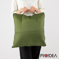 軍綠色抱枕型兩用睡袋，採用光滑親膚的尼龍材質，兩側有拉鍊設計，頂部有提把，方便攜帶。