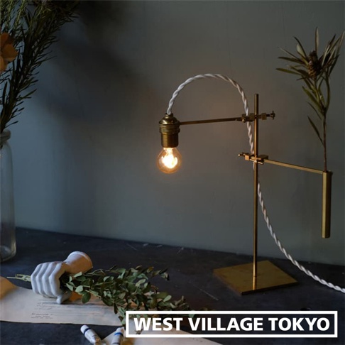 黃銅製的一輪花器/燈具展示架，高度約 30 公分，帶有可調節的關節和一個復古燈泡，搭配白色編織電線，整體呈現簡約工業風格。