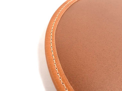 職人手作皮革方形坐墊 (KZ-6) 2，展示產品細節，棕色皮革表面，邊緣有縫線裝飾。