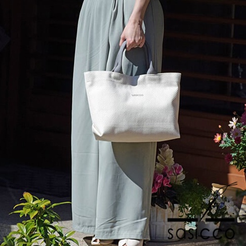 三河木綿刺子織經典托特包，白色，搭配灰色提把。包身呈現細緻的菱形紋理，風格簡約。