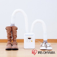 白色雙筒強力烘被機 FK-W1，左側有兩雙棕色麂皮長靴，右側有兩雙白色帆布鞋，皆連接至機器兩側的白色伸縮軟管。