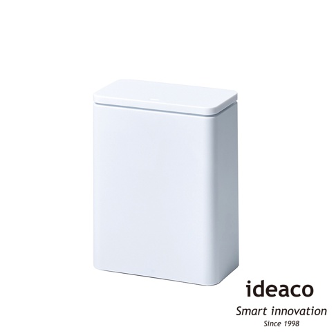 白色簡約方形按壓式垃圾桶，帶有蓋子，可置於桌邊或落地，材質為塑膠。