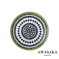 一個圓形陶製淺湯盤，邊緣為綠色，盤面有放射狀的黑、粉紅花朵圖案，中央有密集的花朵圖案，整體設計風格為歐式。