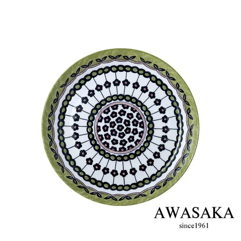 一個圓形陶製淺湯盤，邊緣為綠色，盤面有放射狀的黑、粉紅花朵圖案，中央有密集的花朵圖案，整體設計風格為歐式。