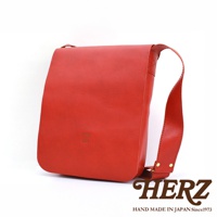 日本HERZ手工皮革軟皮直式斜背包，採用亮紅色皮革製成，搭配品牌Z字樣徽標，展現職人手作質感。