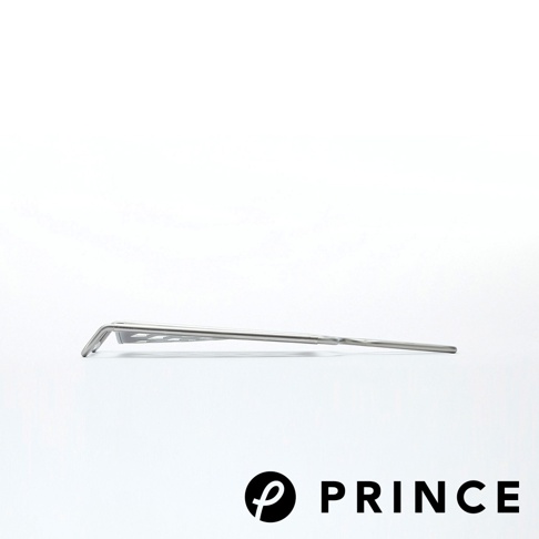 銀色金屬材質的大磨泥器，設計簡約，帶有網狀孔洞，可見其細長的造型。