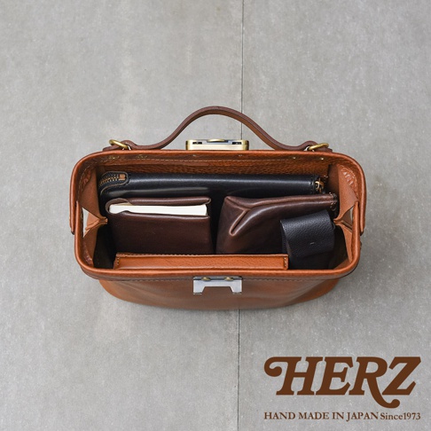 日本HERZ職人手作皮革Organ鎖孔式大開口肩背包，內部展示，裝有筆記本、錢包等物品
