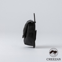 黑色皮革高爾夫球收納腰包，帶有登山扣及織帶。