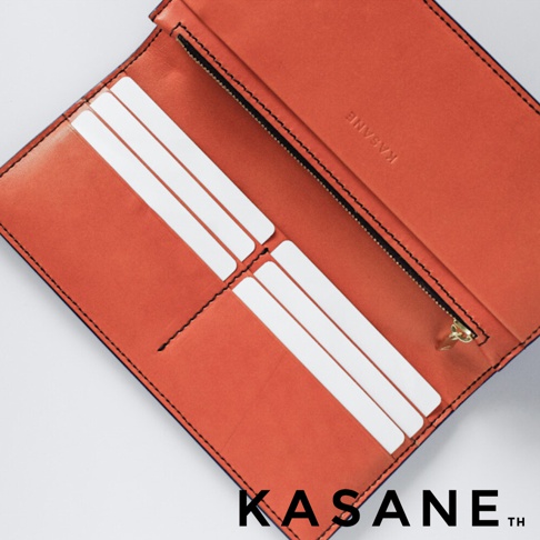 北海道KASANE職人手作比利時Rugato皮革長夾，內層為日本植鞣牛皮橘棕色，可清楚看到卡片夾層與YKK金色拉鍊零錢袋。