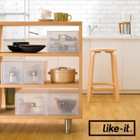 透明霧面可疊式收納盒，展示於木質層架上，盒身帶有銀色金屬拉環。收納盒內可見衣物、鍋具、碗盤等物品。