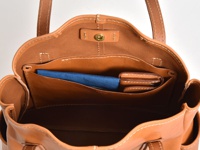 内ポケットに収納してみました。中には、ポケットや定期入れが入っています。よく使うものや、細々したものを入れると鞄の中で迷子にならずにすぐに取り出せます。