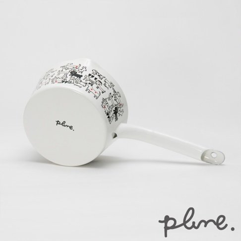白色琺瑯單柄牛奶鍋，鍋身繪有黑白線條的小動物圖案，鍋底印有黑色「plume.」字樣。