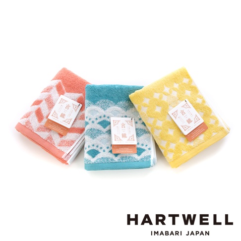 三條今治和風傳統紋樣言織毛巾，分別為珊瑚粉色、海軍藍與淡黃色，皆以棉質織成，帶有精緻的日式圖案和產品吊牌。