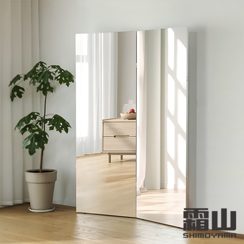 兩面折疊式輕量防碎全身鏡，鏡面為銀色，呈現明亮反光效果，邊框為淺木色，搭配簡潔的設計，整體風格現代。