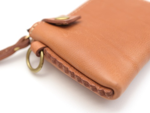 職人手作皮革獅鬃風拉鍊短夾，淺棕色，皮革材質，金屬拉鍊與扣環，附有皮革掛繩。