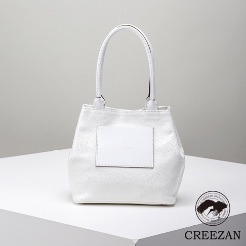 JETTER 方形托特包 CJTE-026，白色荔枝紋皮革材質，配有圓形提把，包身正面有一個白色方形皮革裝飾片。